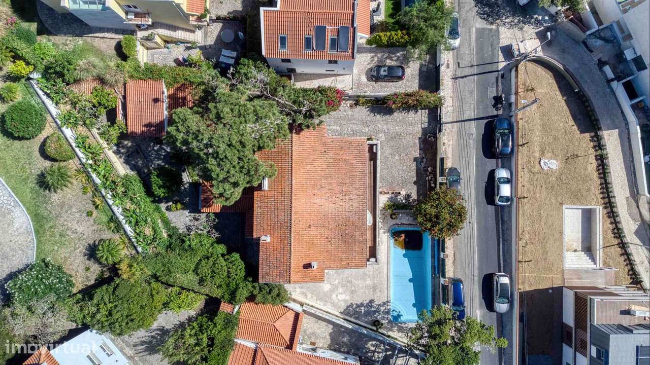 Moradia para recuperar no centro do Estoril, com piscina e vista mar - Grande imagem: 5/49