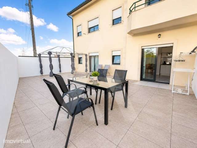 Apartamento T2 com terraço e garagem na Mamarrosa-9