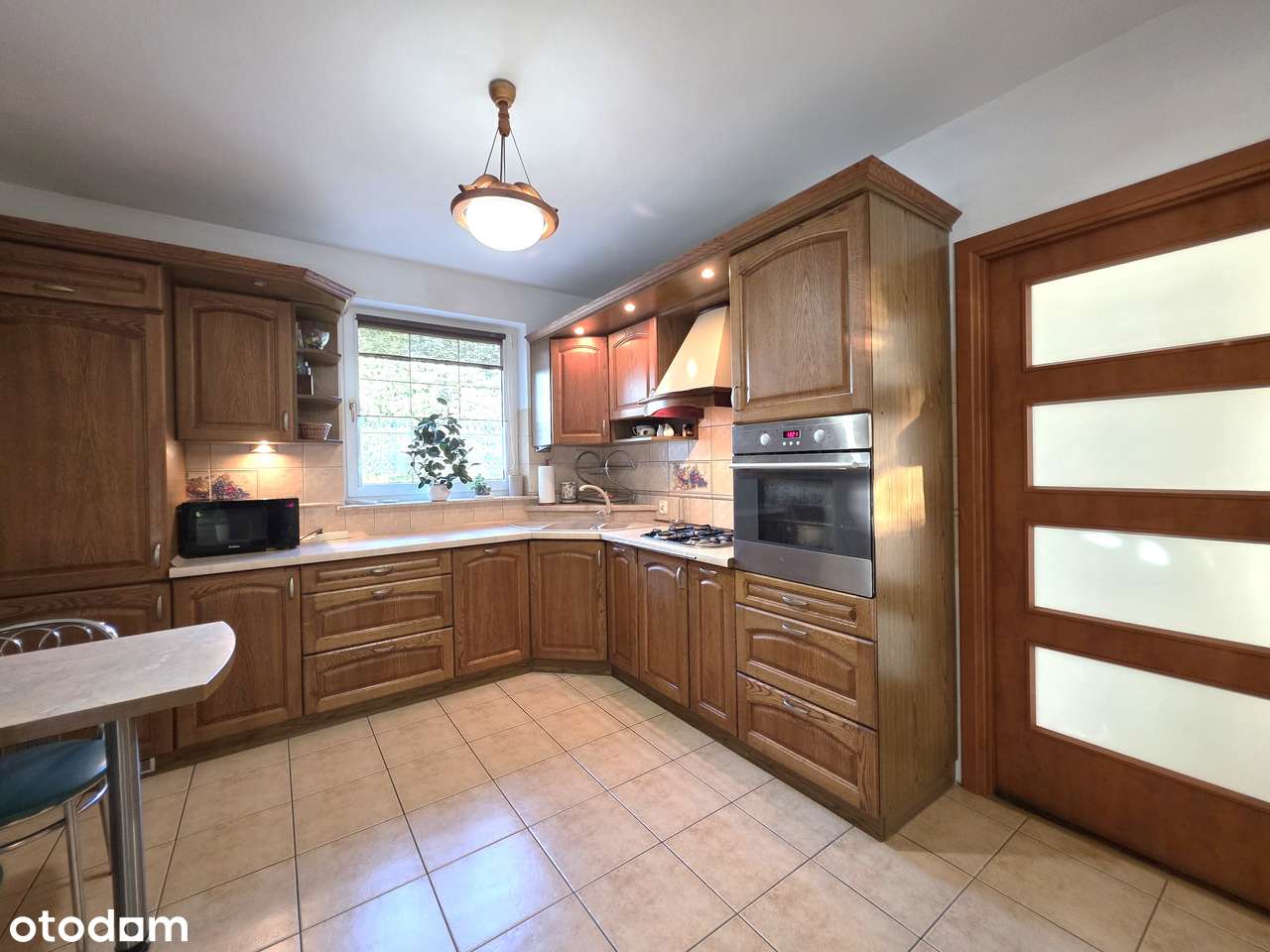 Dom 5/6 pokoi_taras_kominek_fotowoltaika_oddzielny garaż-10