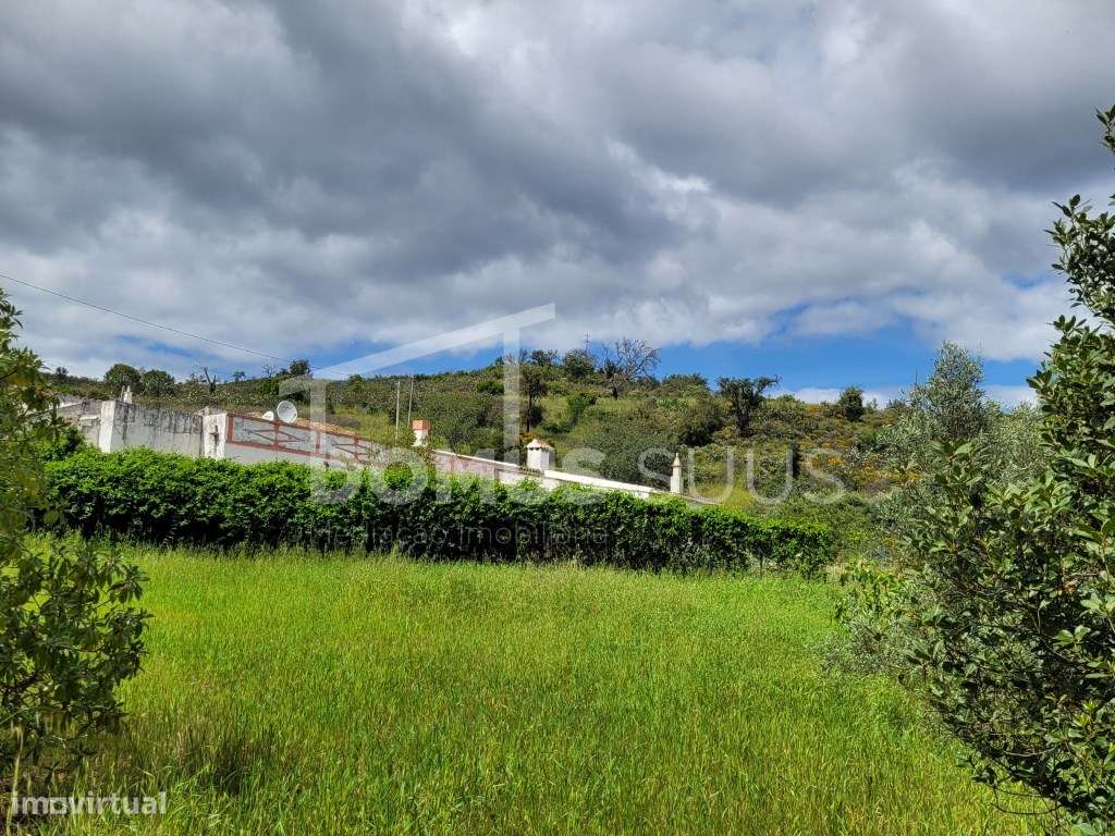 Moradia térrea localizada em zona calma-11