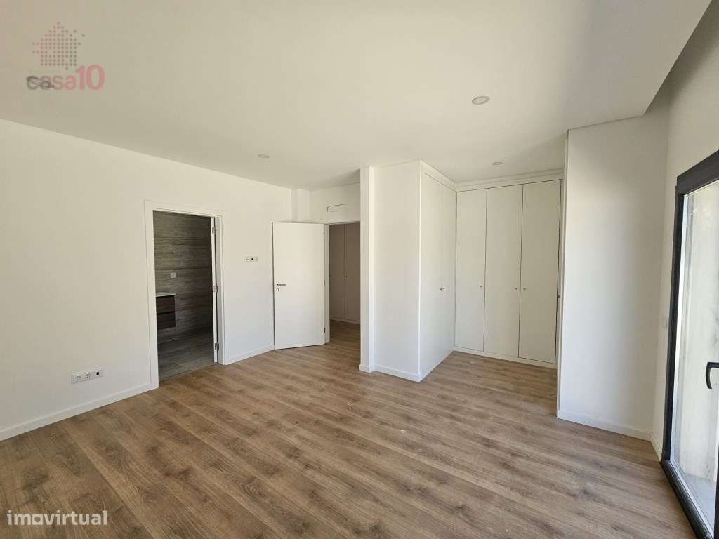 Moradia V4 com piscina, para venda em Azeitão-10