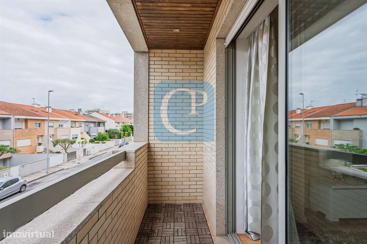 Apartamento T2 com lugar de garagem de arrumos nos Caulinos-9