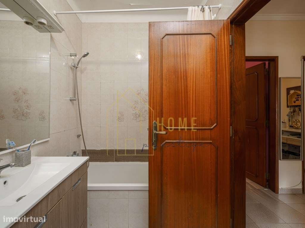 Oportunidade de Investimento | T2 Remodelado no Centro da Moita-7