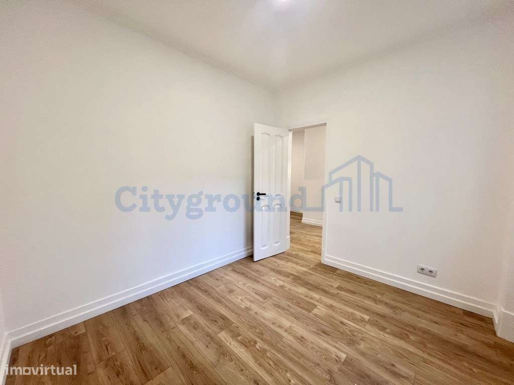 T2 totalmente renovado com excelente luminosidade e vista lateral p...-13