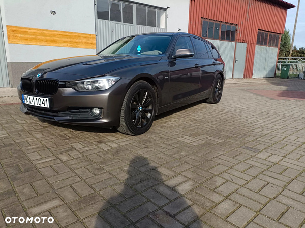 BMW Seria 3 318d DPF Touring Edition Lifestyle - 18