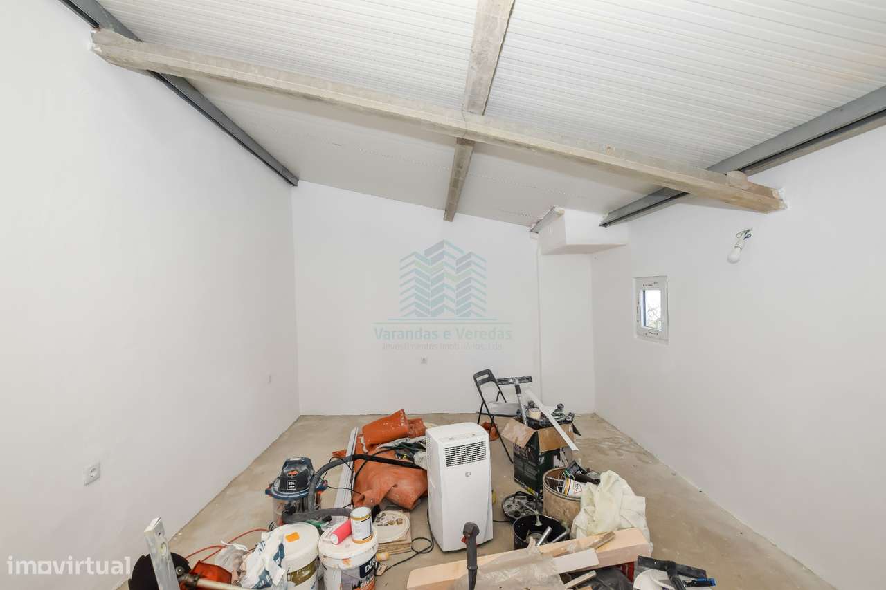 Moradia T3 remodelada com Anexos, Garagem e Poço.-23