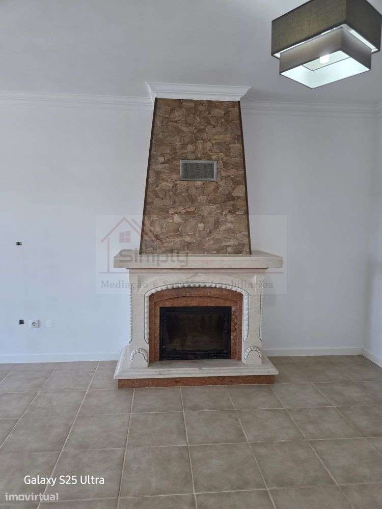 Moradia T4 com piscina e 900 m² de terreno na Quinta da Serralheira,-30
