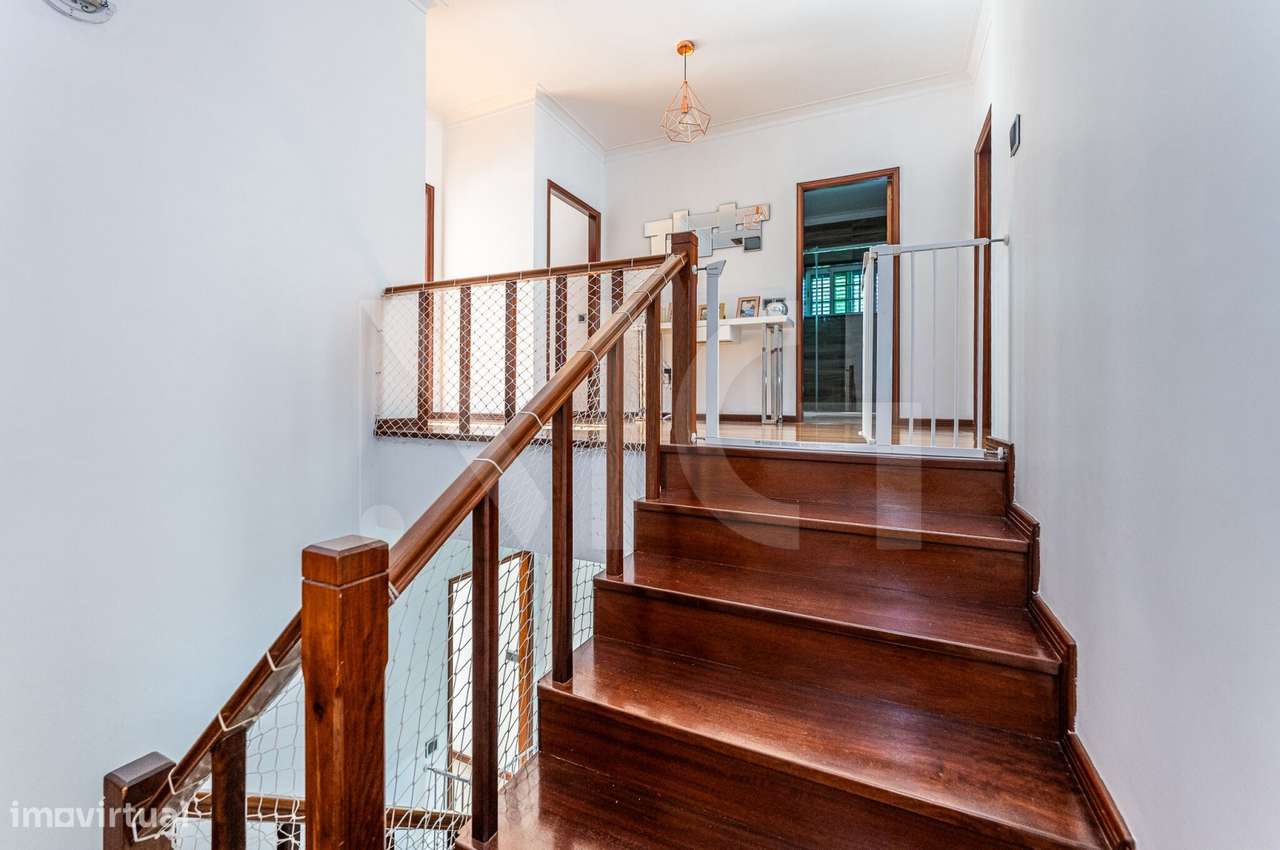 Moradia T4 com pátio, jardim e garagem em Covelas - Trofa-20