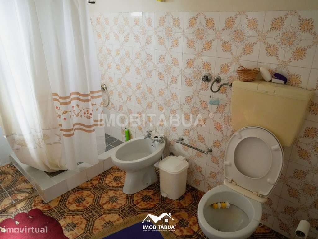 Moradia T2 com terreno, terraço e um anexo.-10