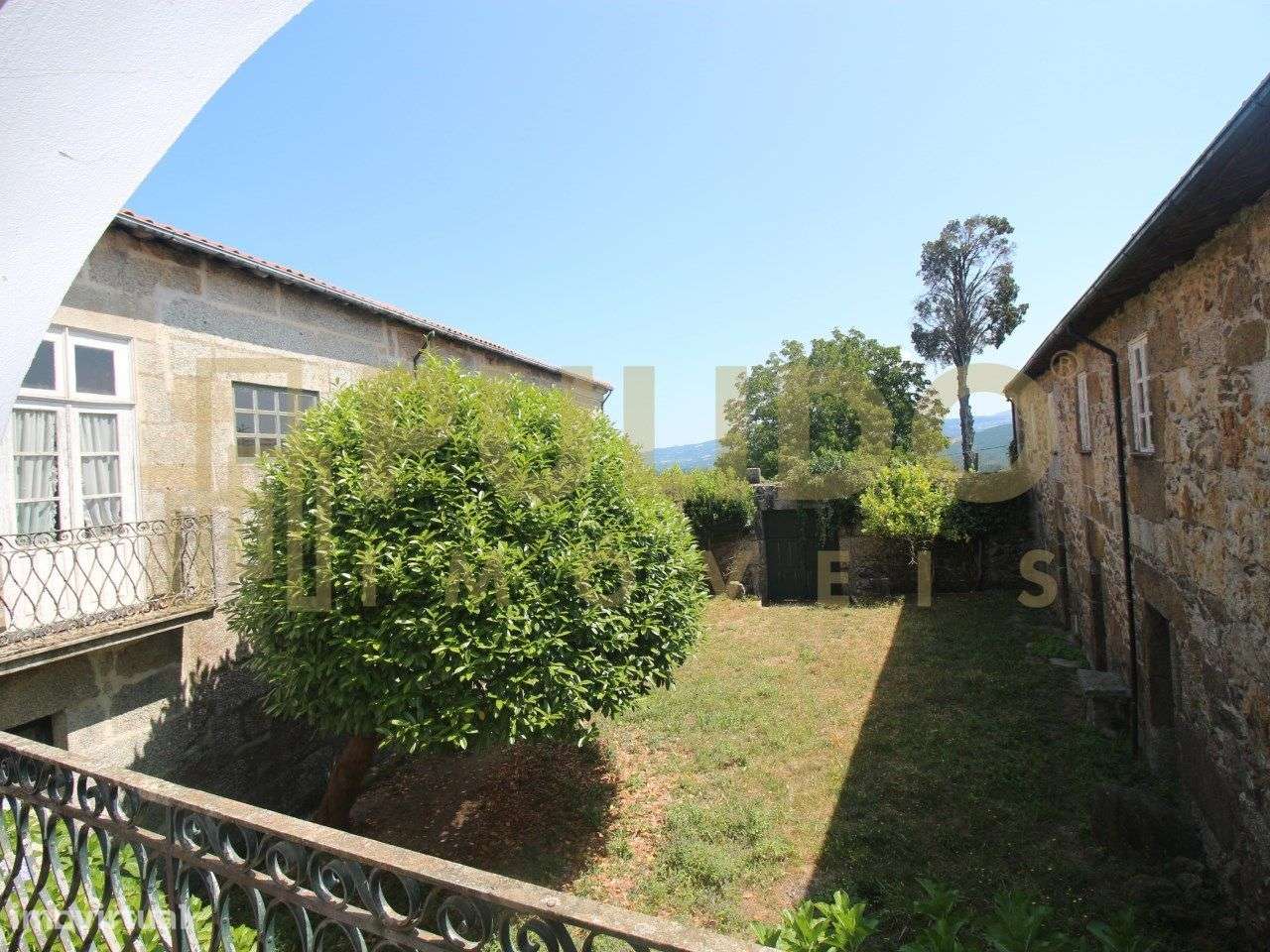 Solar em bom estado de conservação com jardim de japoneiras (camélias)-5