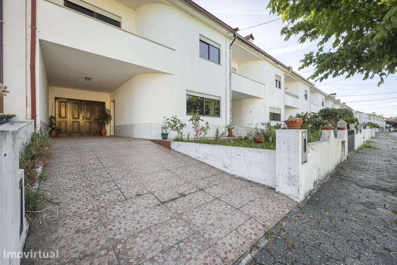 Oportunidade - Moradia T4 com anexos, garagem fechada e jardim-16