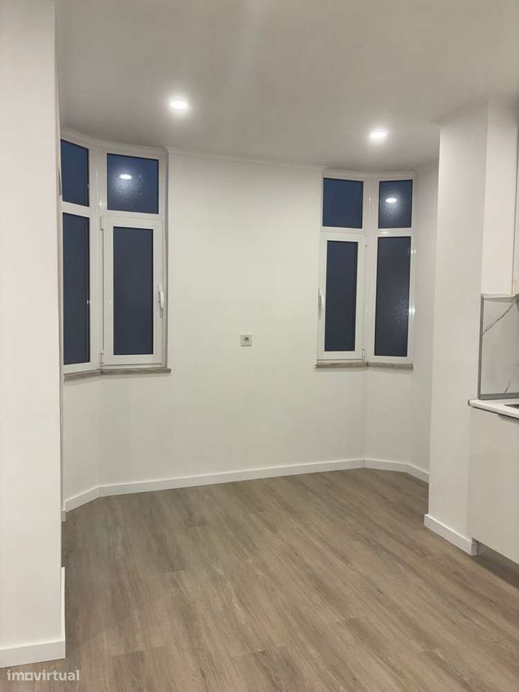 Apartamento Renovado com Vista Rio em Barreiro-14