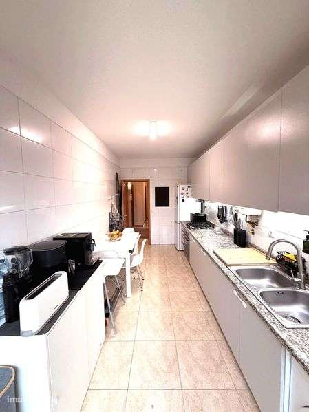 T2 no Último Andar com Terraço, Garagem e Vistas Desafogadas - Grande imagem: 5/12