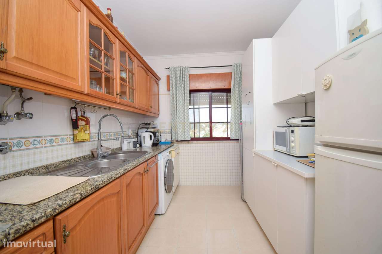 Apartamento T3, com 107 m² de área útil, estúdio musical com 40 m² e g-8