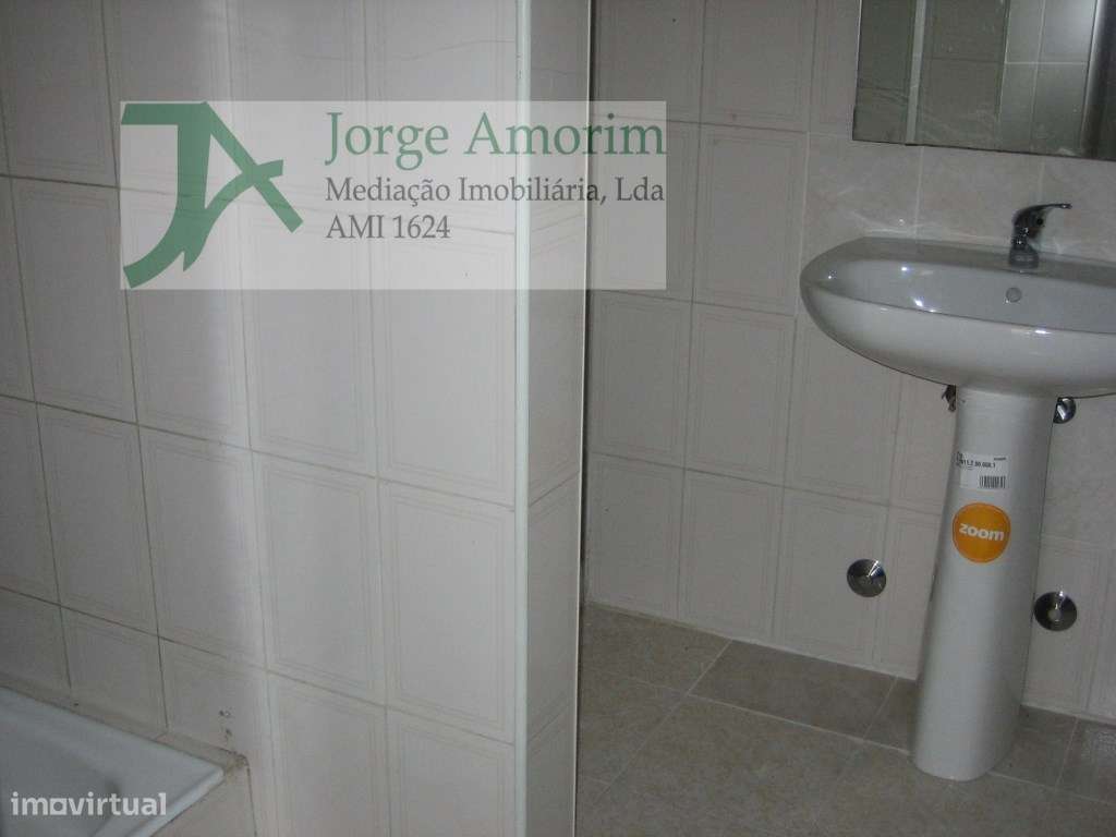 Armazém em zona industrial. 300 m2 . Pé dto 6 mt. Entra tir.
Cober... - Grande imagem: 4/5