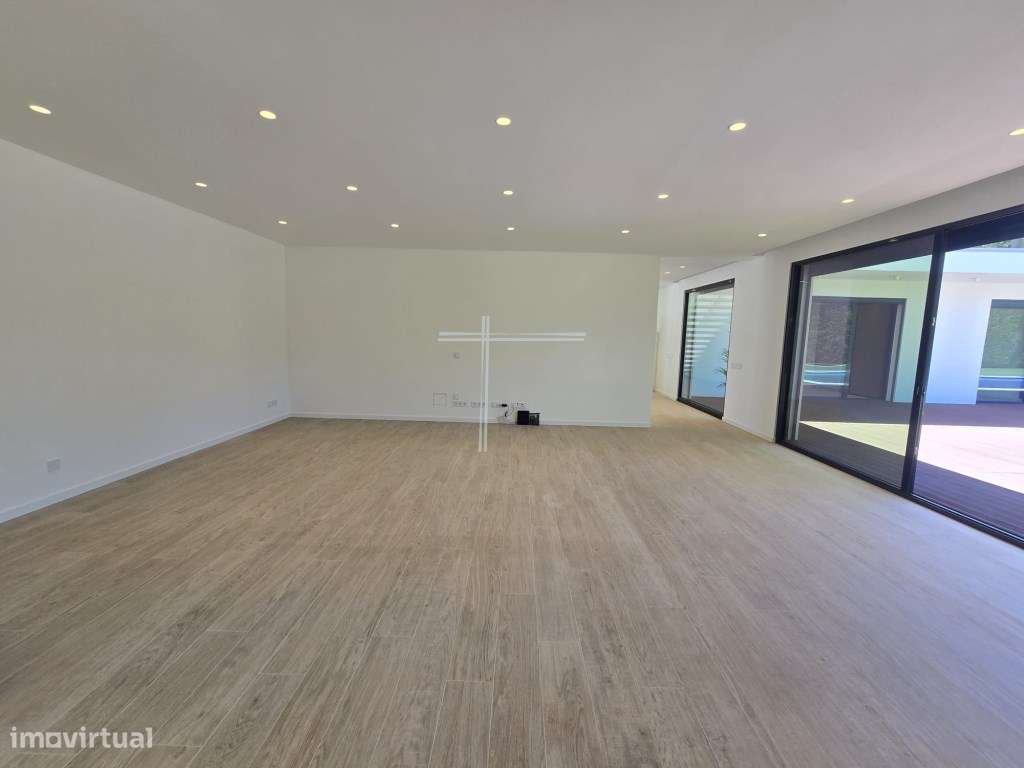 Moradia isolada T4, arquitetura contemporânea com garagem e piscina...-10