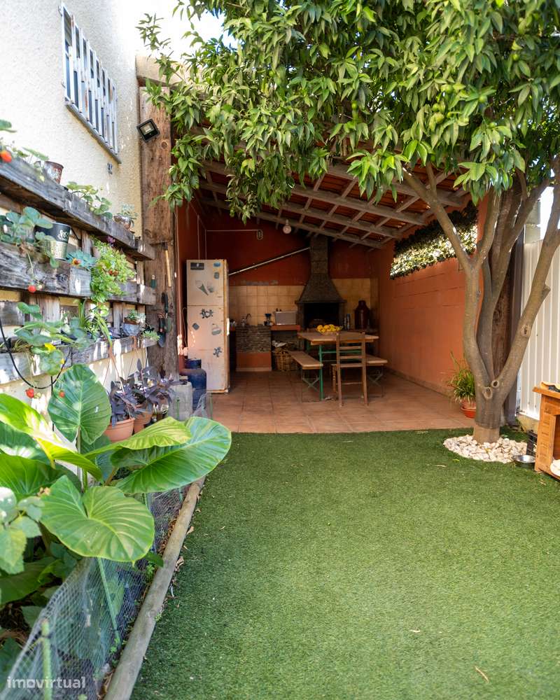 Moradia Bifamiliar Duplex com Garagem, e Quintal Privado em  Foz Côa-14