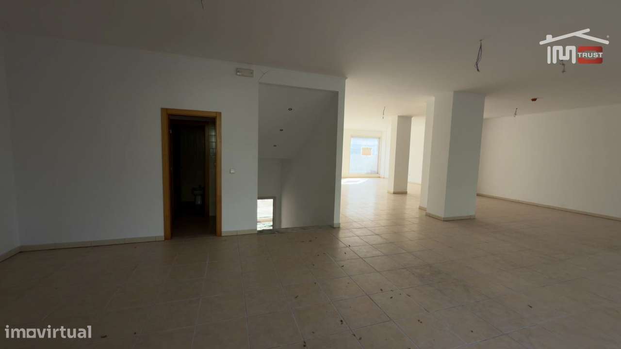 Loja 160m2 Camarate - Espaço Disponível a todas as Actividades Come...-10