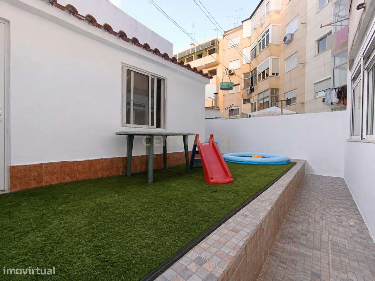 T2+1 com logradouro, em Almada-2