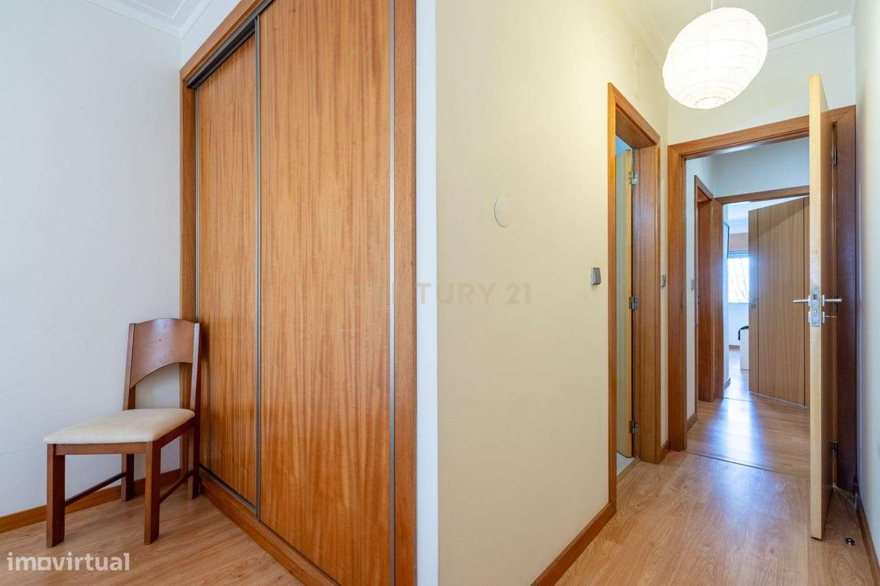 Excelente Apartamento T2 com elevador e garagem-13