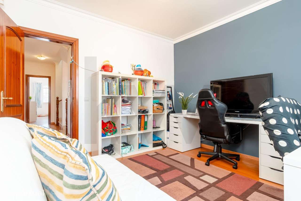 Moradia em Banda T4+1 com Jardim, Garagem e Sótão-40