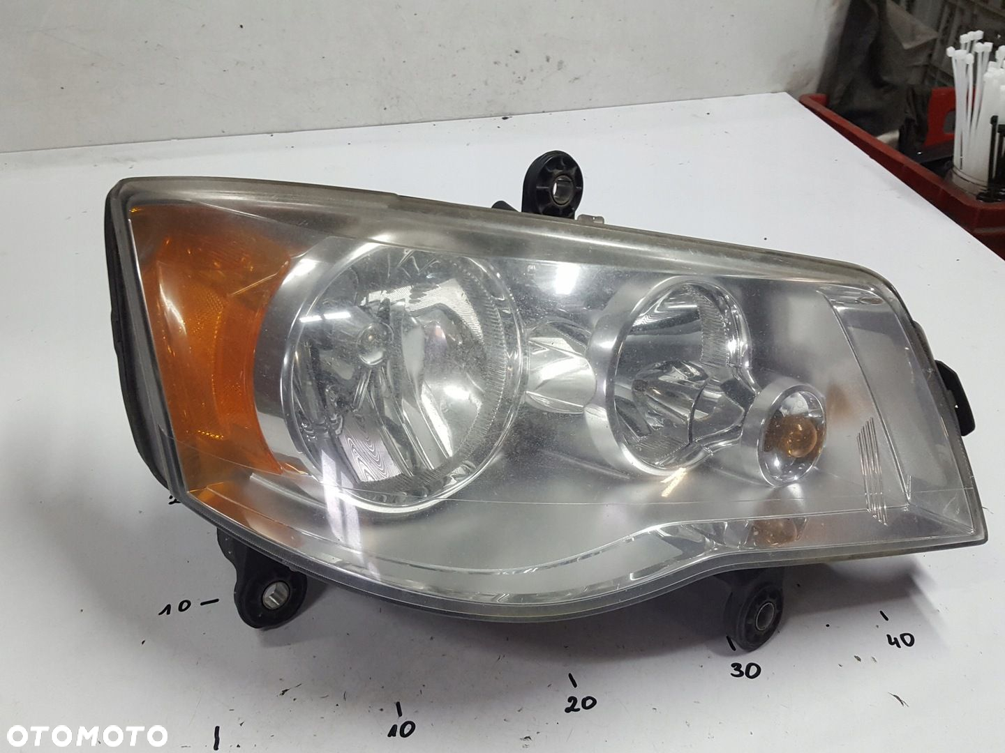 CHRYSLER GRAND VOYAGER V 08-10r LAMPA PRAWA PRZÓD ANGLIK - 2