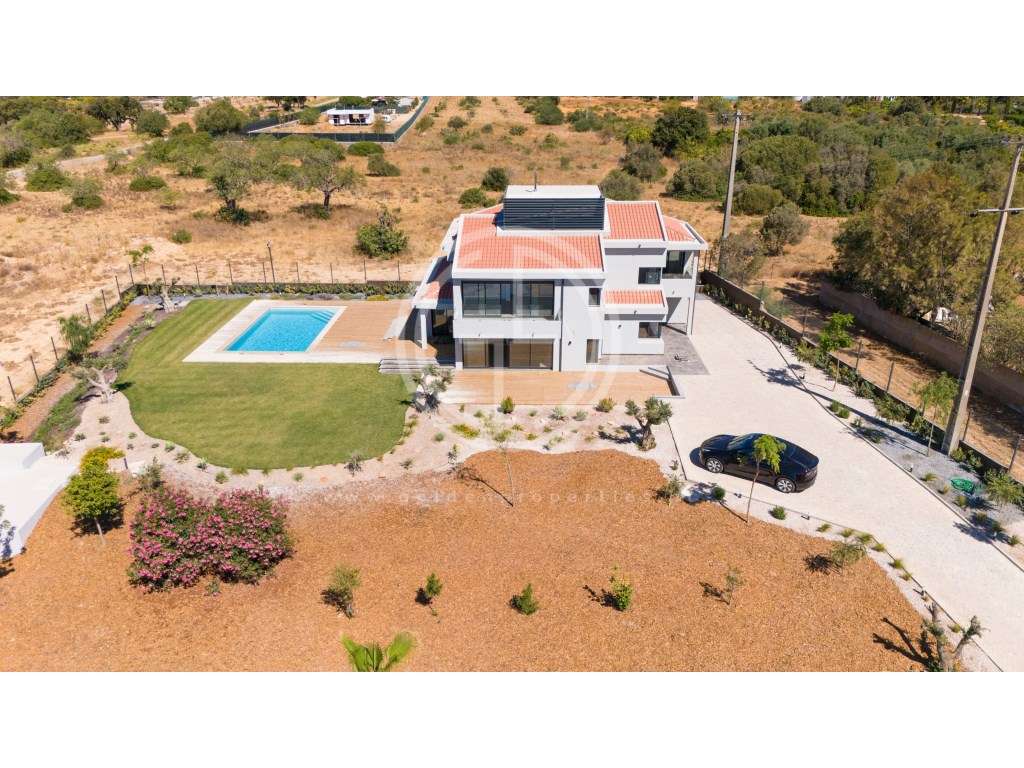 Invista na sua casa de sonho! Moradia T5 em Quarteira, perto da Pra...-49