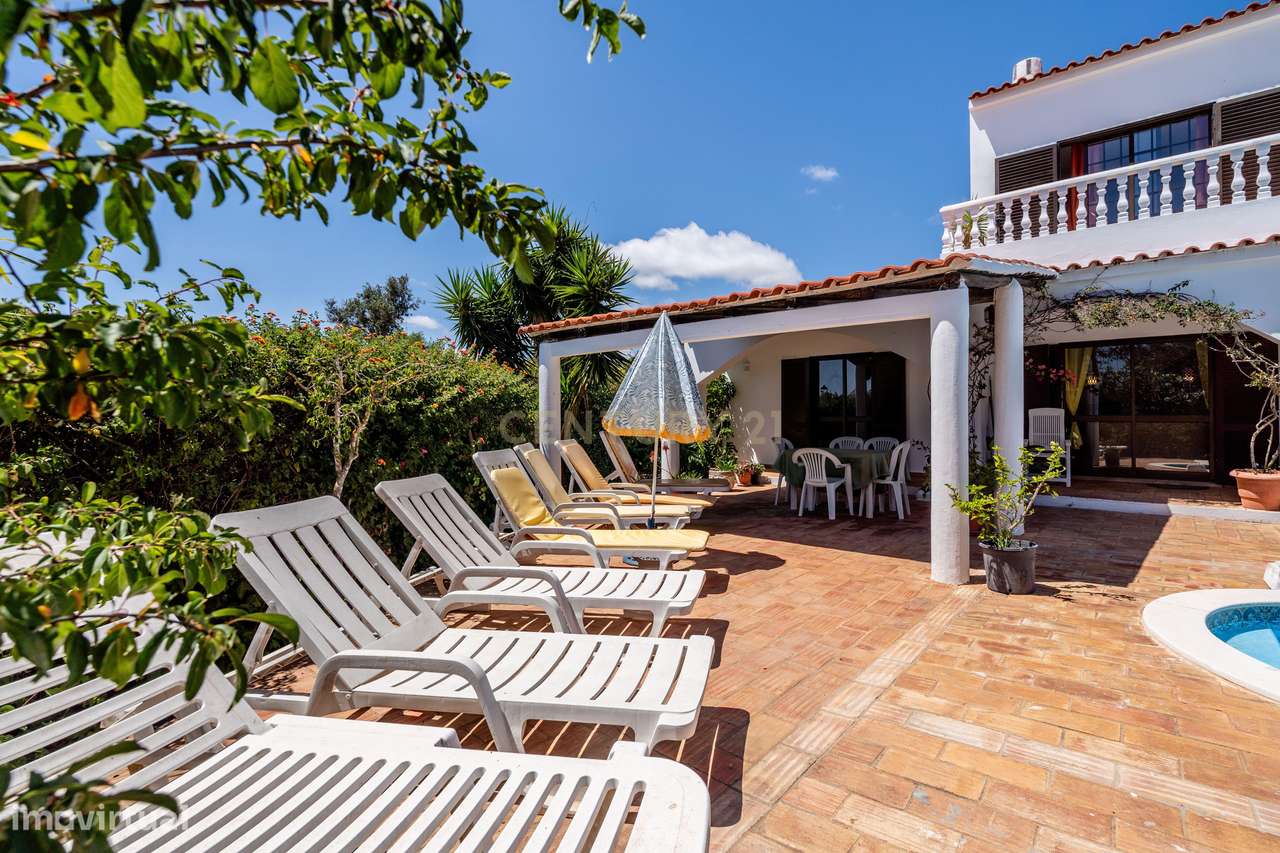 Moradia Bifamiliar T3 + T1 com Piscina  junto aos Campos de Golfe de A-11
