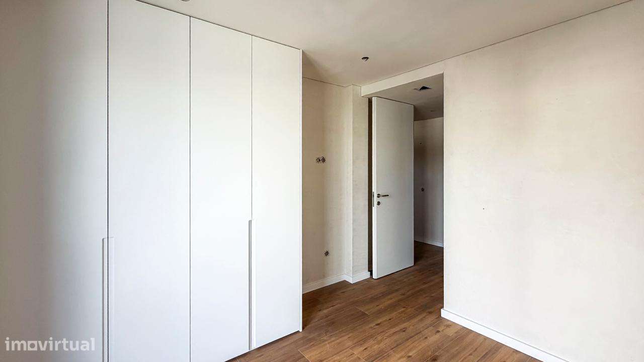 MORADIA NOVA - Com PISCINA  e  JARDIM .-25