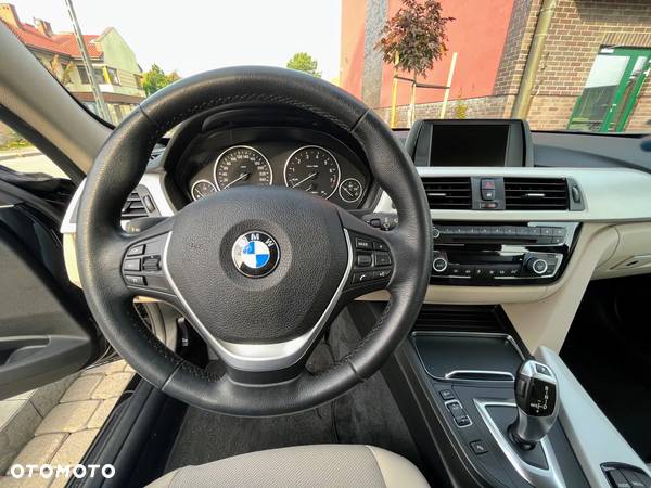 BMW Seria 3 330i xDrive Advantage - 27