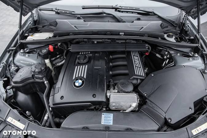 BMW Seria 3 325i - 32