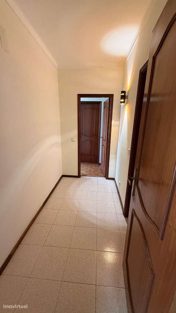 Apartamento T2 com 2 casas de banho e varanda. Junto a hipermercado...-21