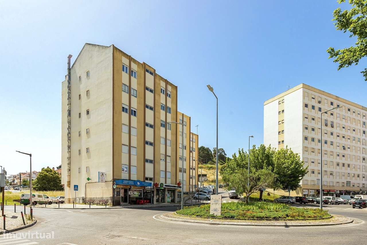 Luminoso T3 no centro de Loures / Marquise / Arrecadação-24