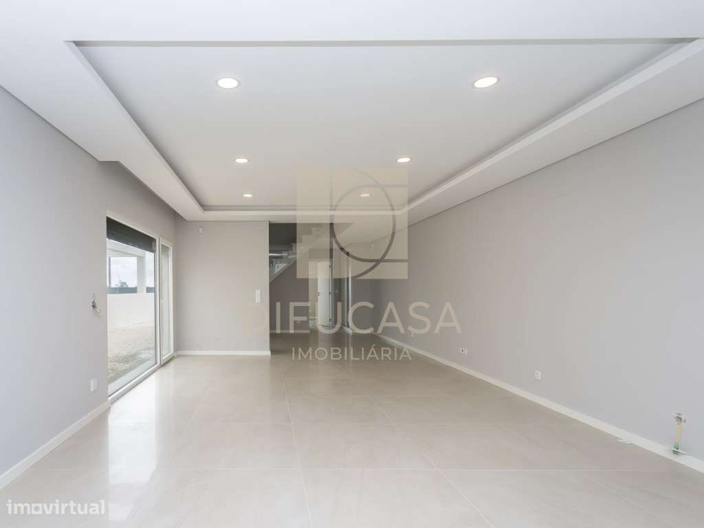 R235 - Moradia Centro de Fernão Ferro-16