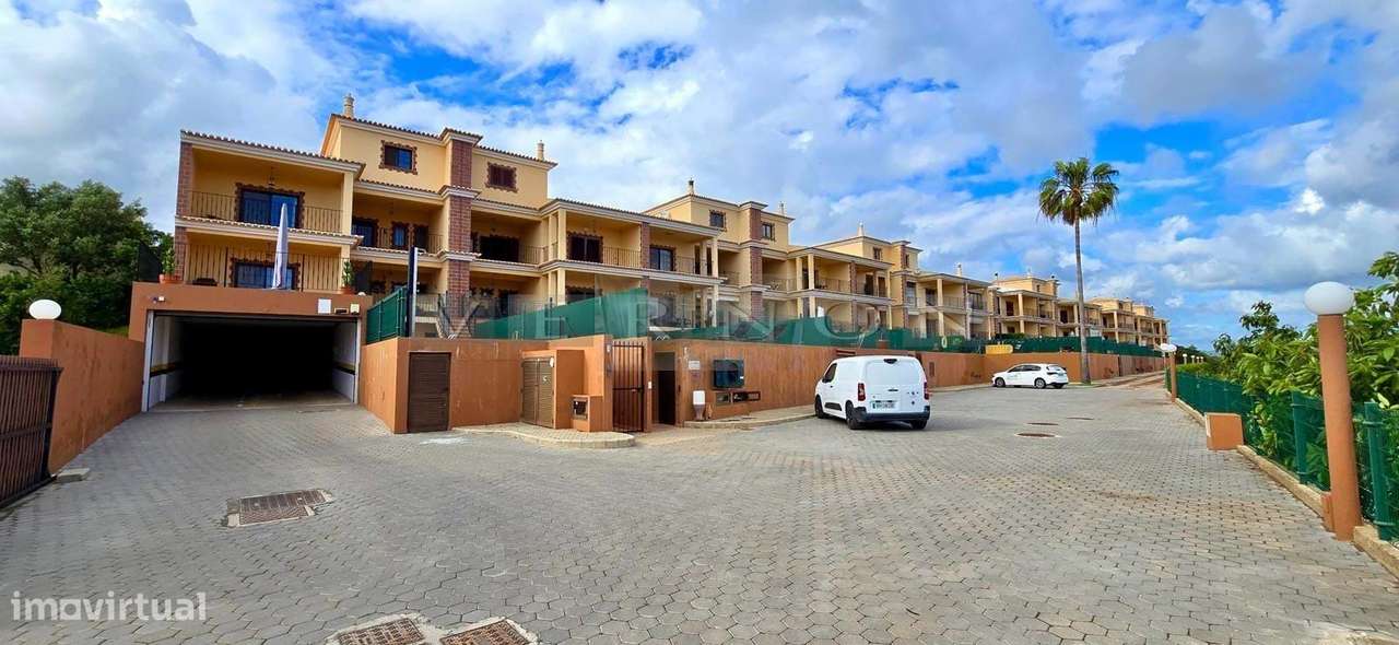Moradia em Banda Duplex T2+2 com Piscina Privada e Garagem Dupla | Si-12