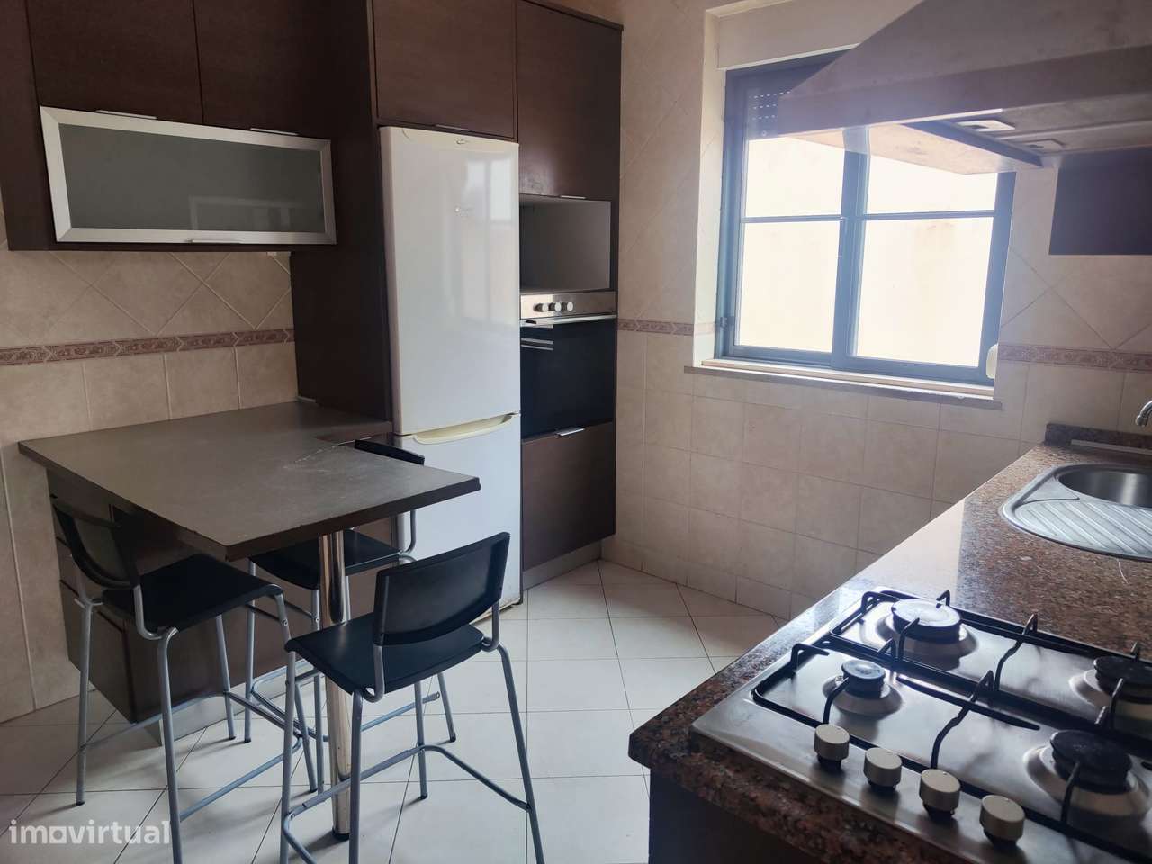 Moradia geminada (ponta), r/c e 1º andar, a 5min. do centro da cidade!-5