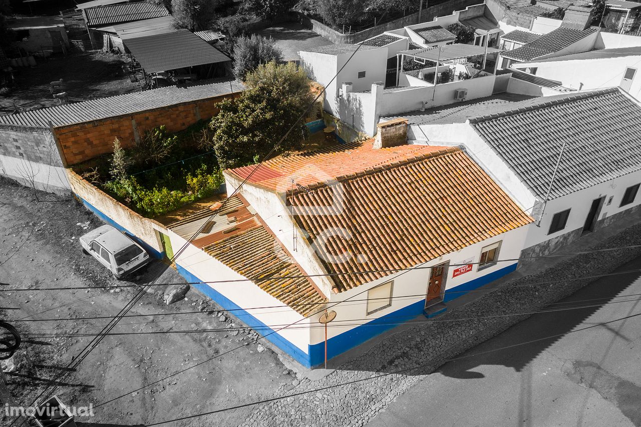 Moradia Térrea de gaveto T2+1 com quintal | Viana do Alentejo
