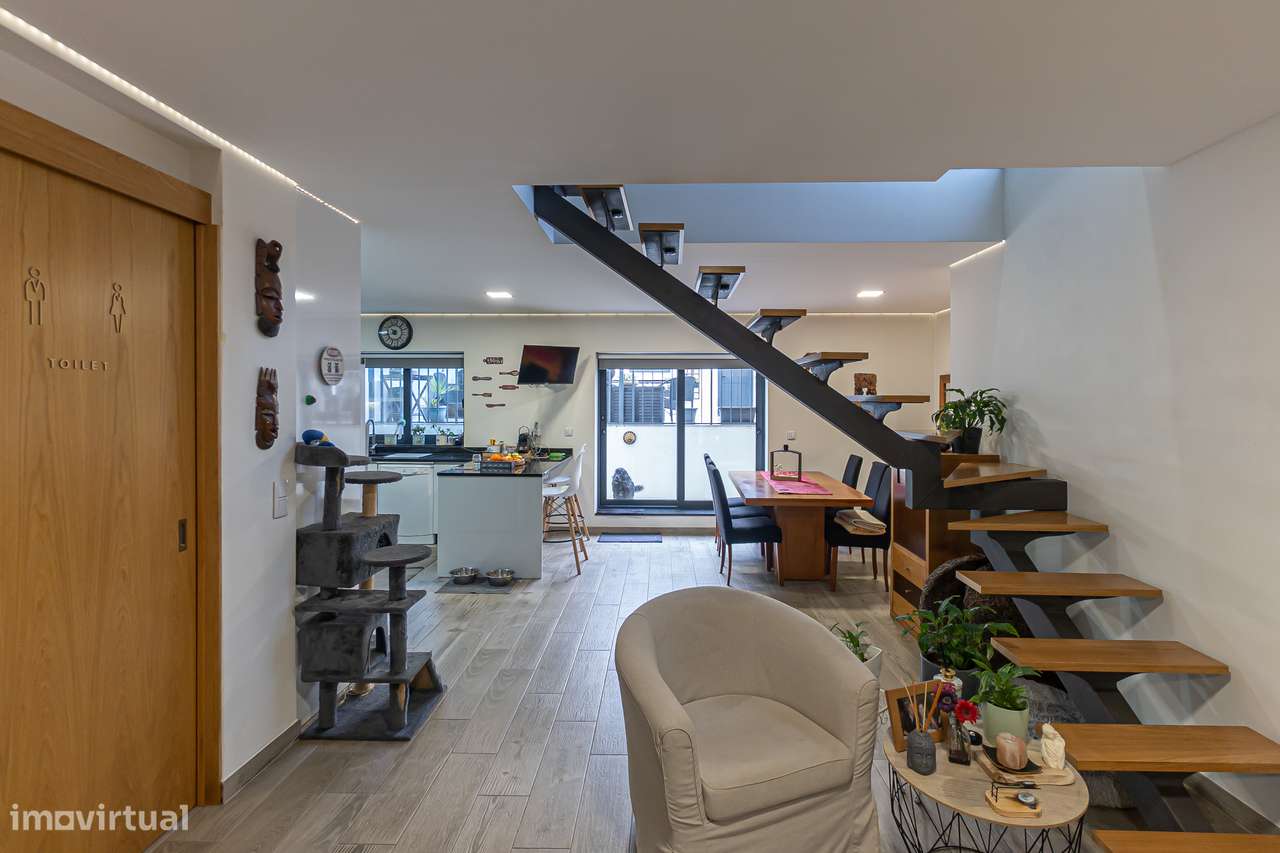 Moradia T4+1 renovada com anexo e jardim em Canidelo-4