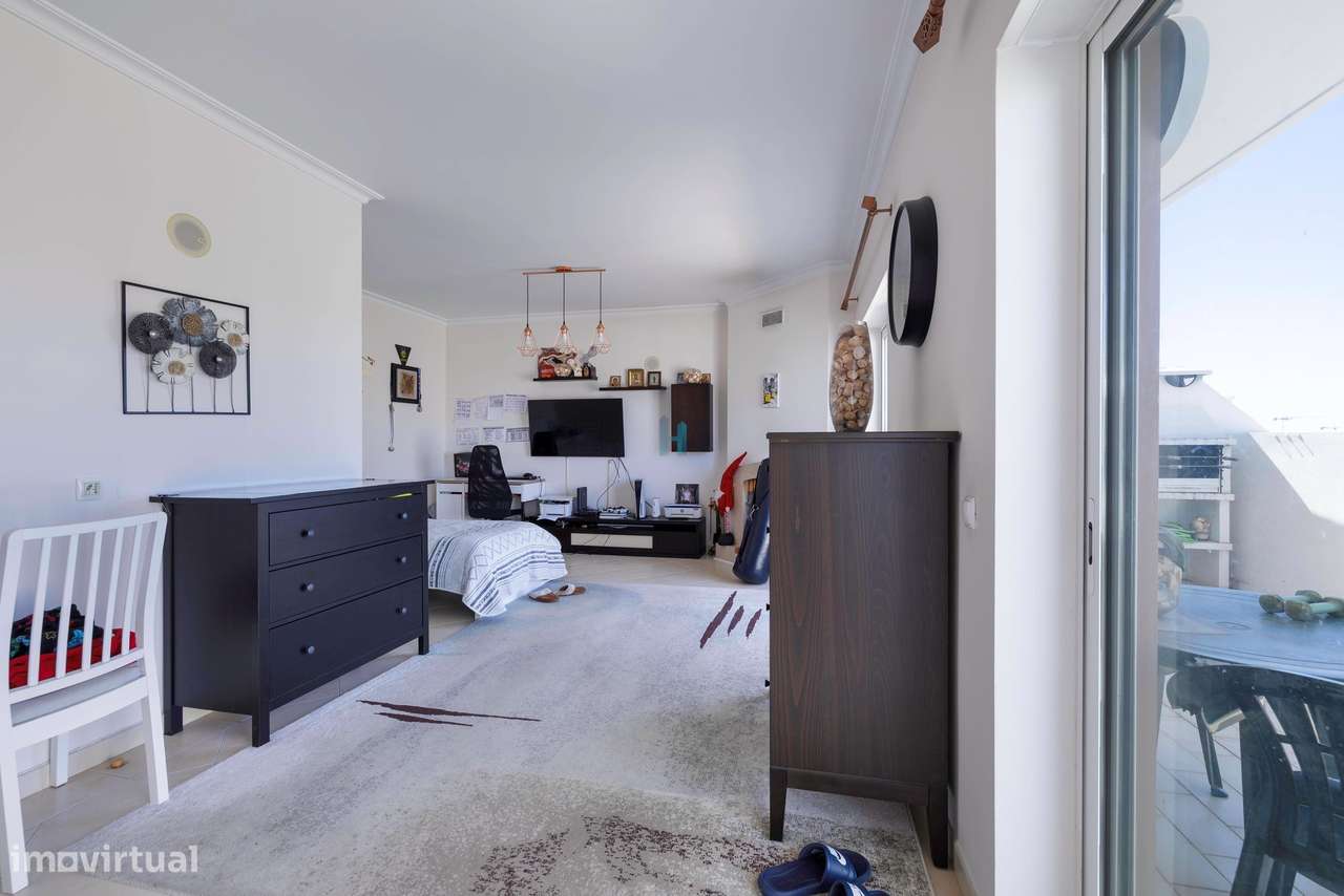 Apartamento T2 com Terraço e Sótão em Portimão-6