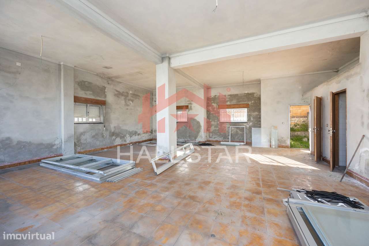 Prédio / 3 Pisos / Loja / 2 Apartamentos T3 / Sótão / Barosa - Grande imagem: 3/38