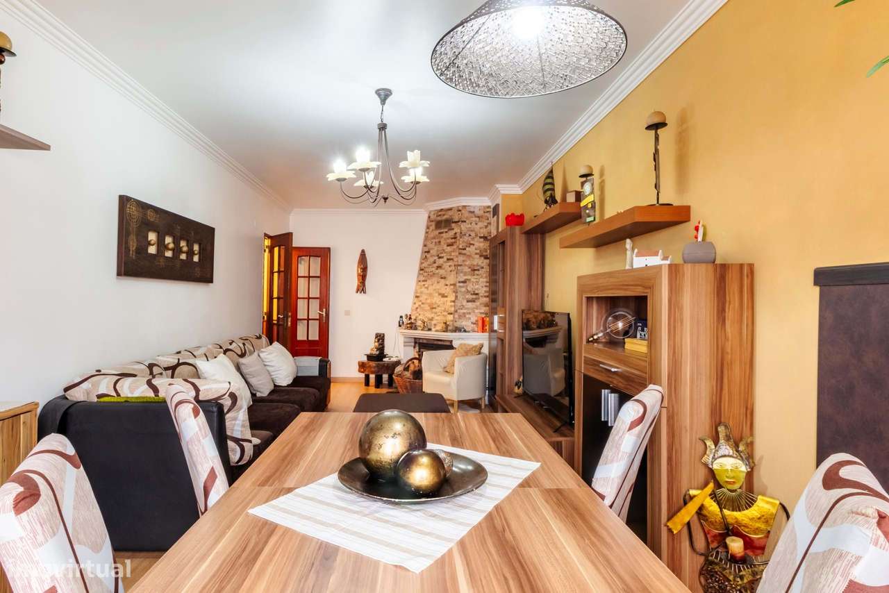 Apartamento T2 Remodelado c/ Lugar de Estacionamento em Mem Martins, S-9