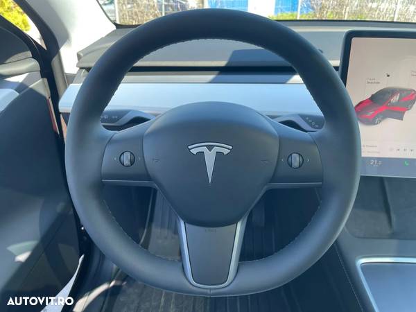 Tesla Model Y - 8