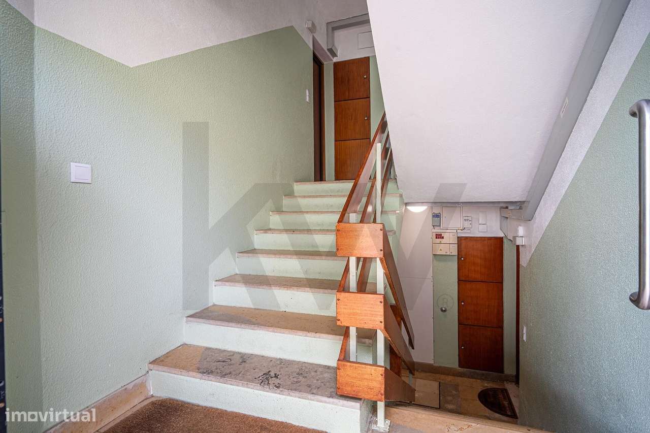 Apartamento T2 em Paço de Arcos: Conforto Exclusivo com Pátio Privativ-28