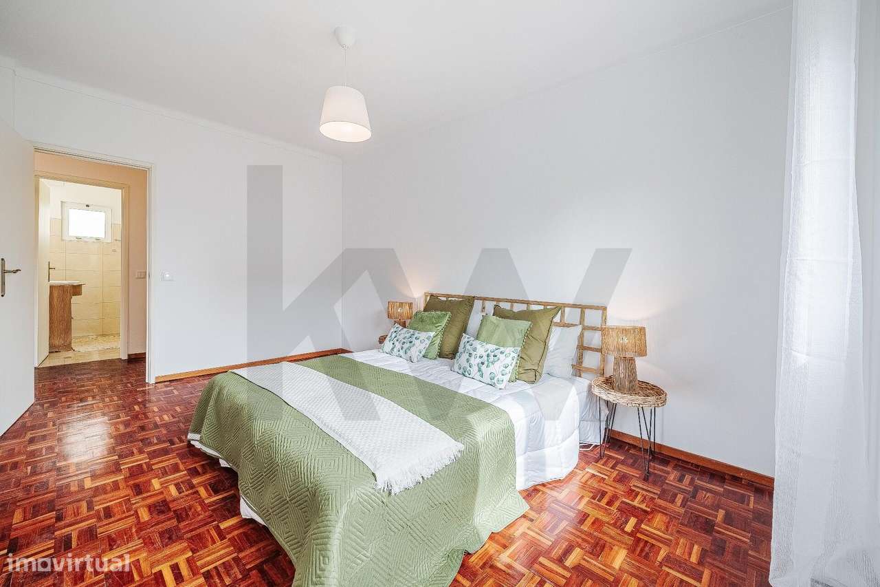 Moradia T3 em banda no Alto do Lagoal — luz natural, espaço e funciona-17