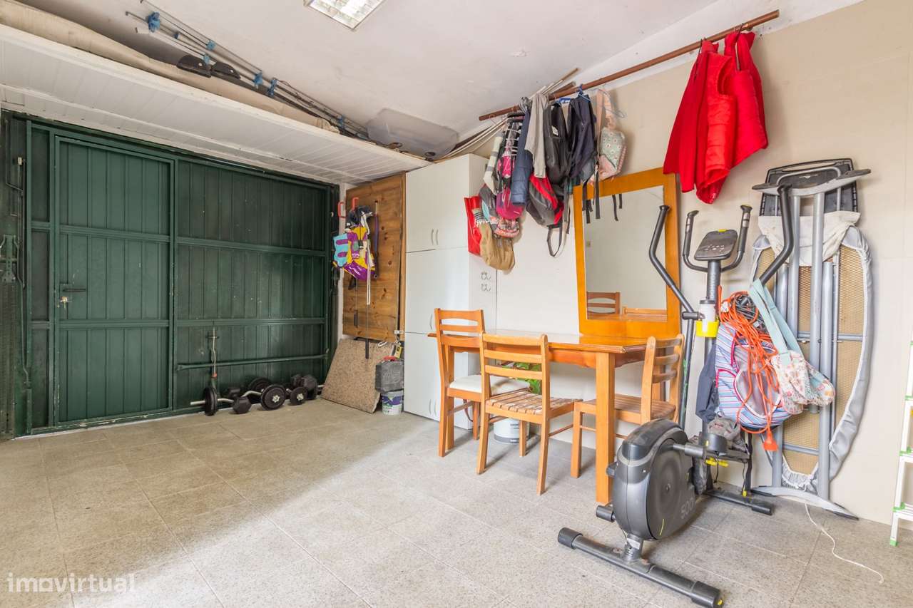 Moradia geminada de tipologia T3 com piscina, garagem e jardim-30