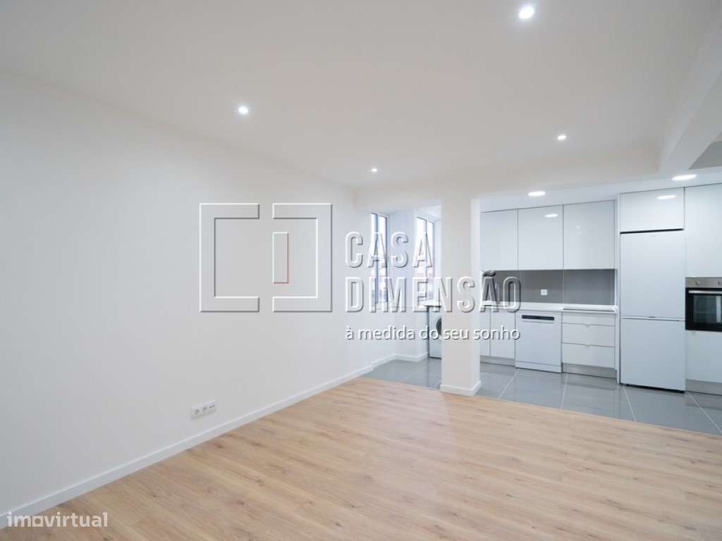 Apartamento T3, em fase de remodelação, localizado na Amadora. Uma ...-5