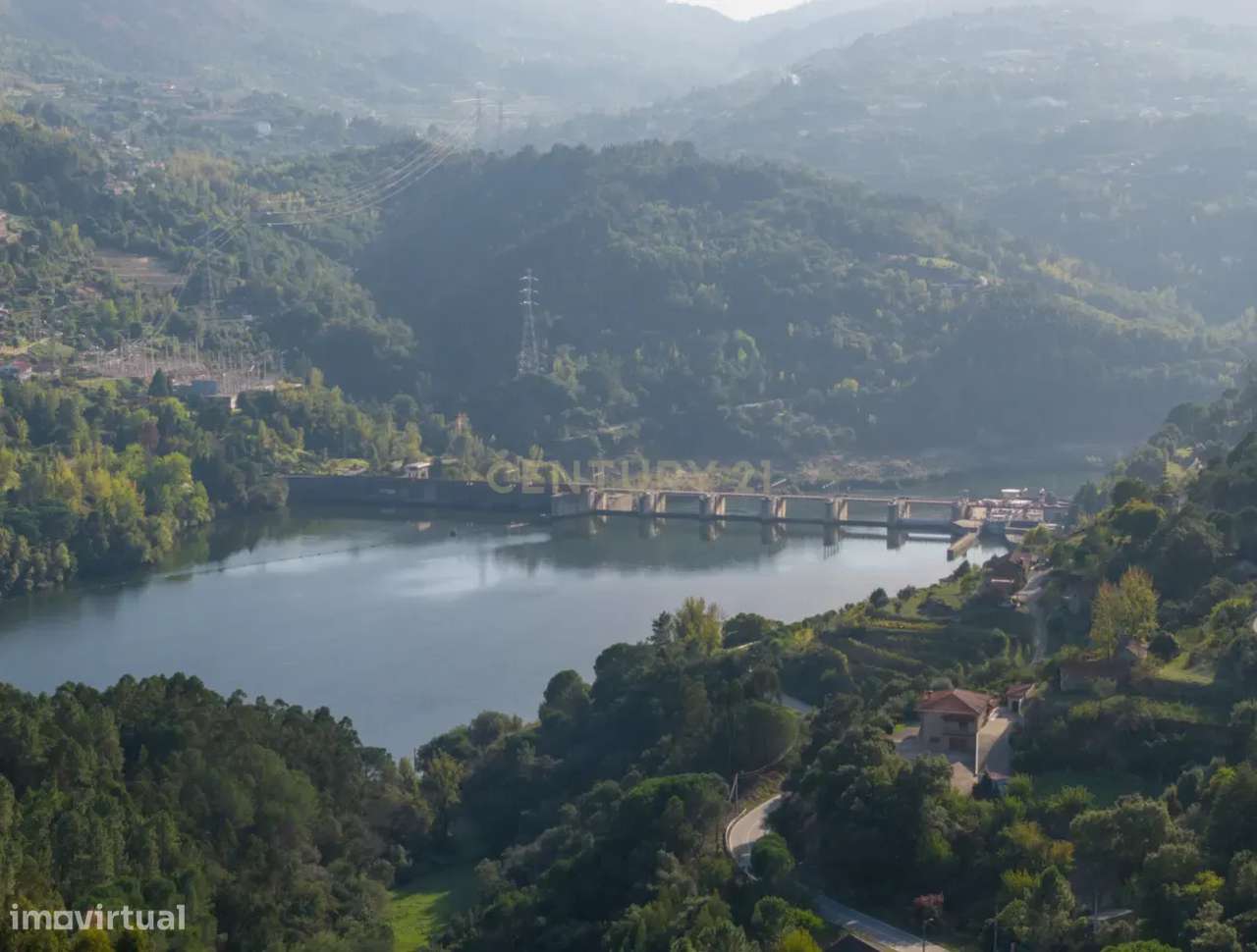Moradia V4 com Vista Rio e Terreno em Paços de Gaiolo-27