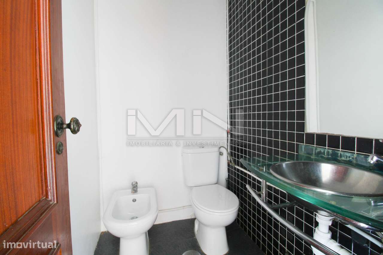 Moradia de 3 Frentes com Vista Panorâmica no Coração de Gondomar-14