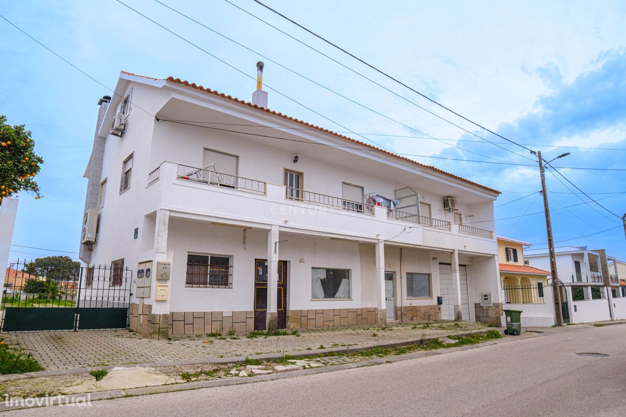 Apartamento T1 Duplex com Terraço e Quintal em Fernao Ferro Seixal