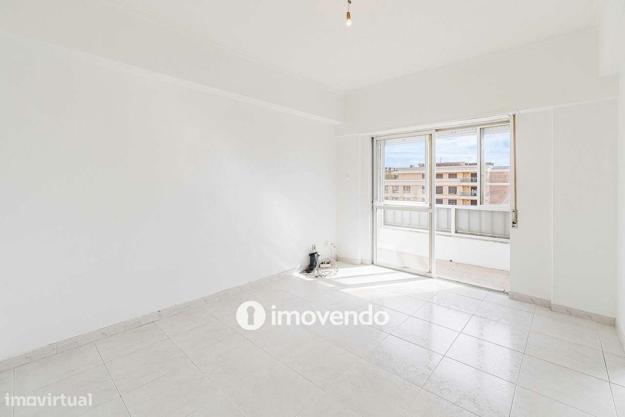 Apartamento T2 com áreas amplas, em Odivelas-3